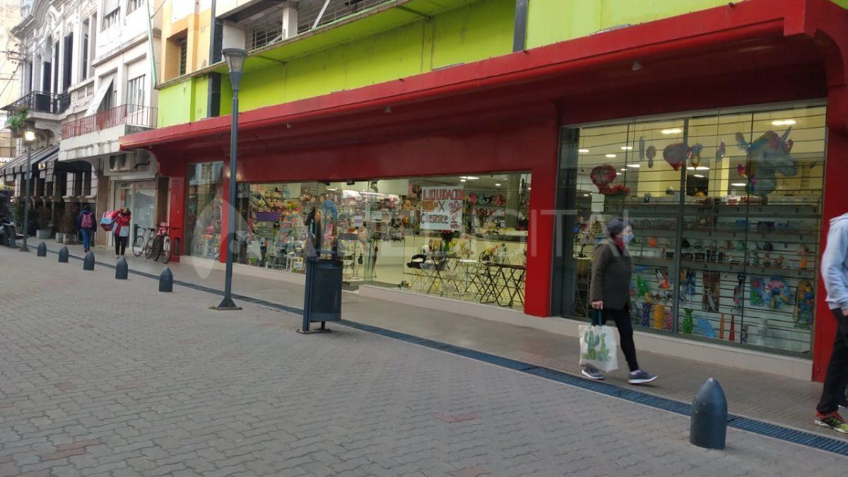 Tras el cacheo, los policías encontraron los elementos de cosméticas entre las petenencias de la mujer.