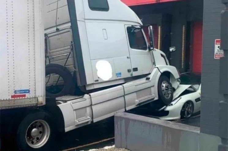 El Ferrari quedó destrozado.