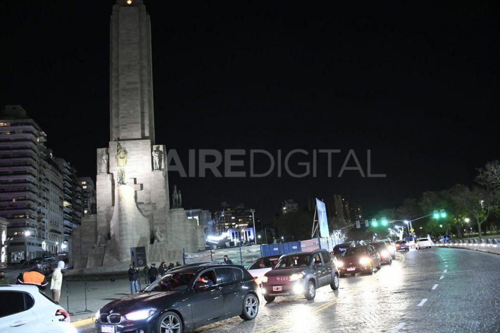 Comerciantes y ciudadanos marcharon en contra de la cuarentena estricta en Rosario. Pidieron volver a trabajar.