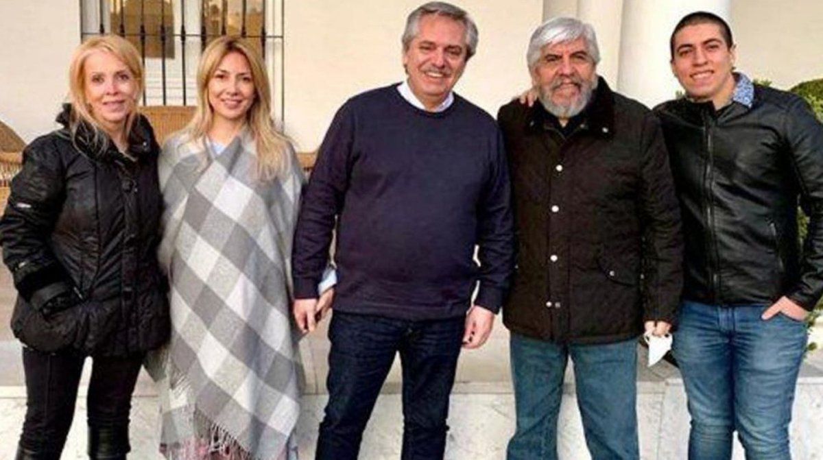 Alberto Fernández y Fabiola Yáñez junto a los Moyano, sin distanciamiento social ni barbijo.