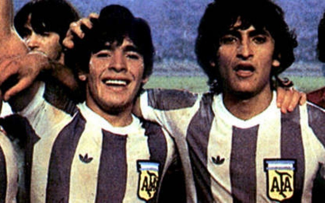 Maradona y Ramón, grandes figuras de la selección juvenil argentina, que obtuvo el mundial de la categoría por primera vez.