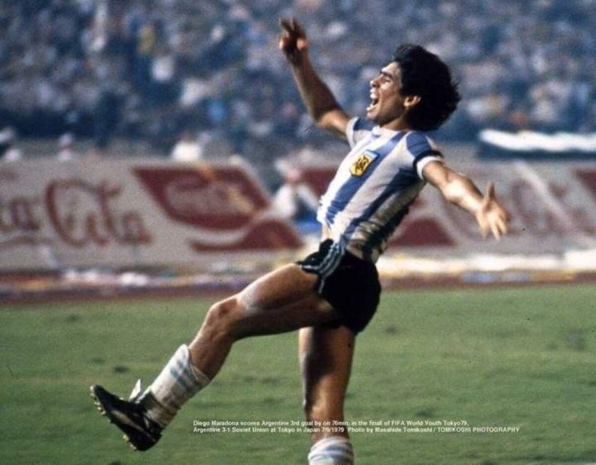 Diego festeja su gol ante la URSS, en la final del campeonato. Foto: Tomikoshi.