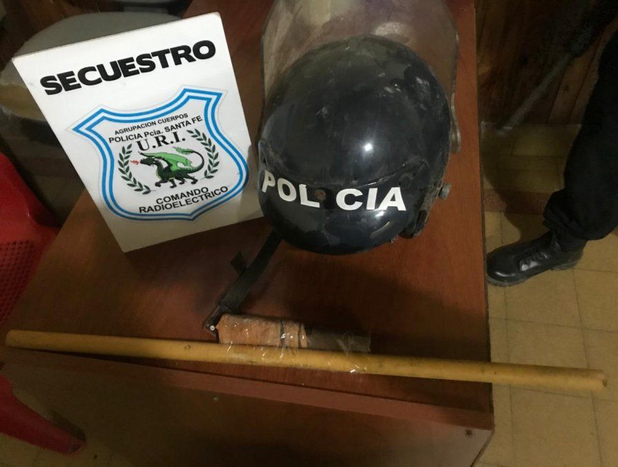 Secuestraron una tumbera y un casco de policía