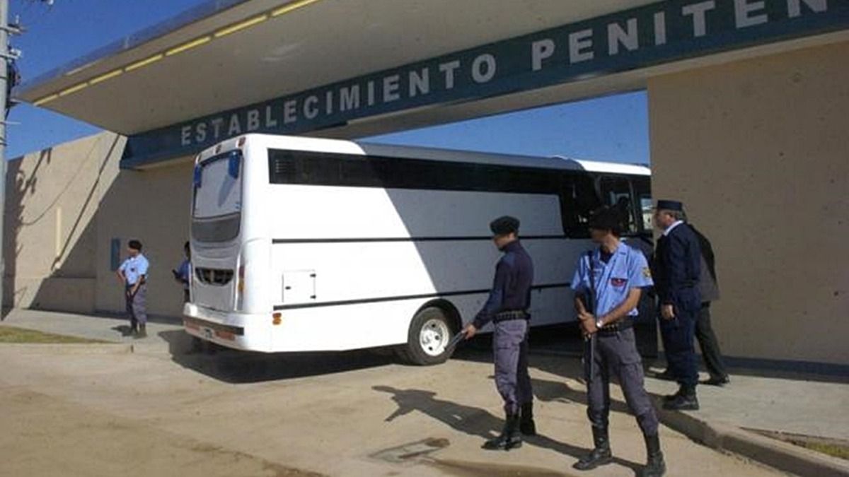 La mayoría de las estafas se realizan desde el penal de Cruz de Eje, pero la red también opera en la cárcel de Bouwer.