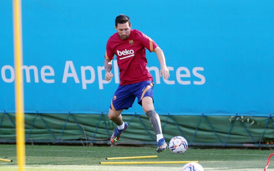 Lionel Messi comenzó los entrenamientos en Barcelona tras confirmar su continuidad en el club catalán.