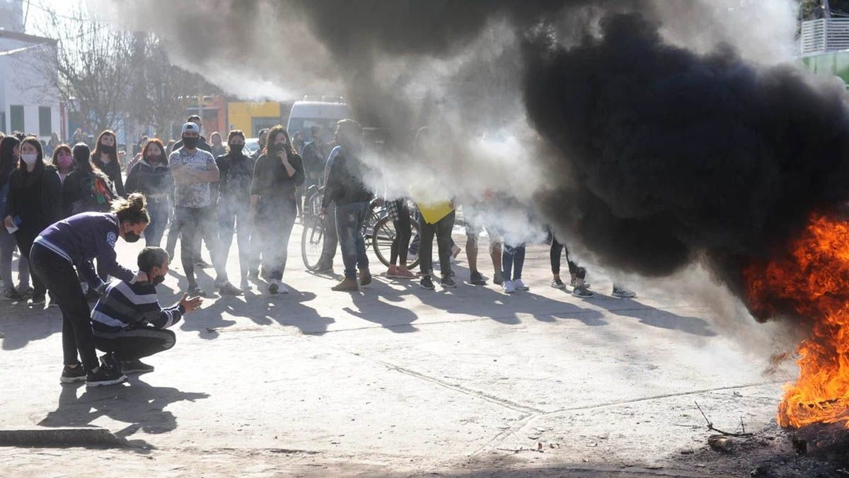 El padre de Ludmila durante la manifestación frente a la comisaría de Francisco Álvarez.