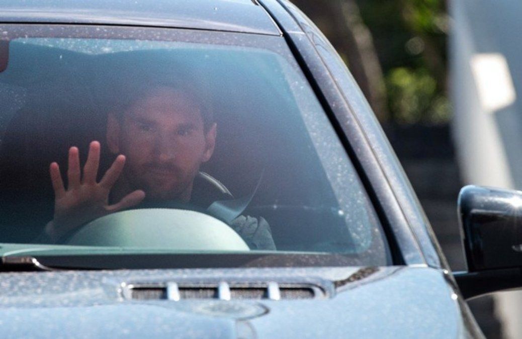 Lionel Messi llegando a su primer entrenamiento con el Barcelona luego de la polémica.