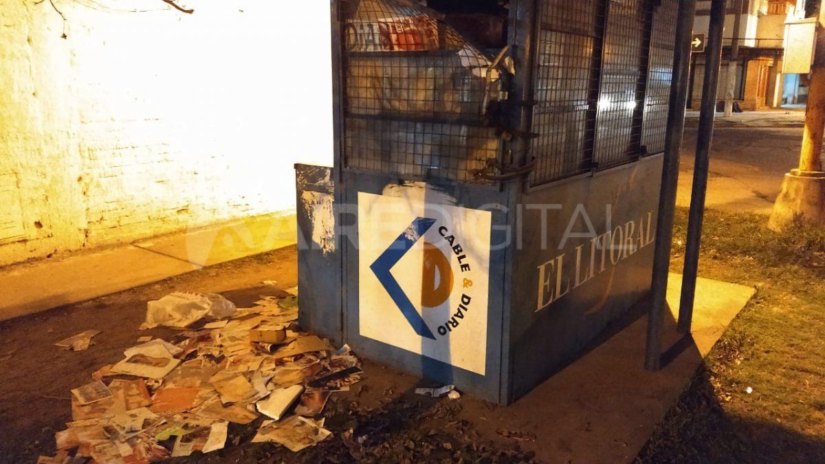 Destruyeron los diarios y revistas y los tiraron en la vereda