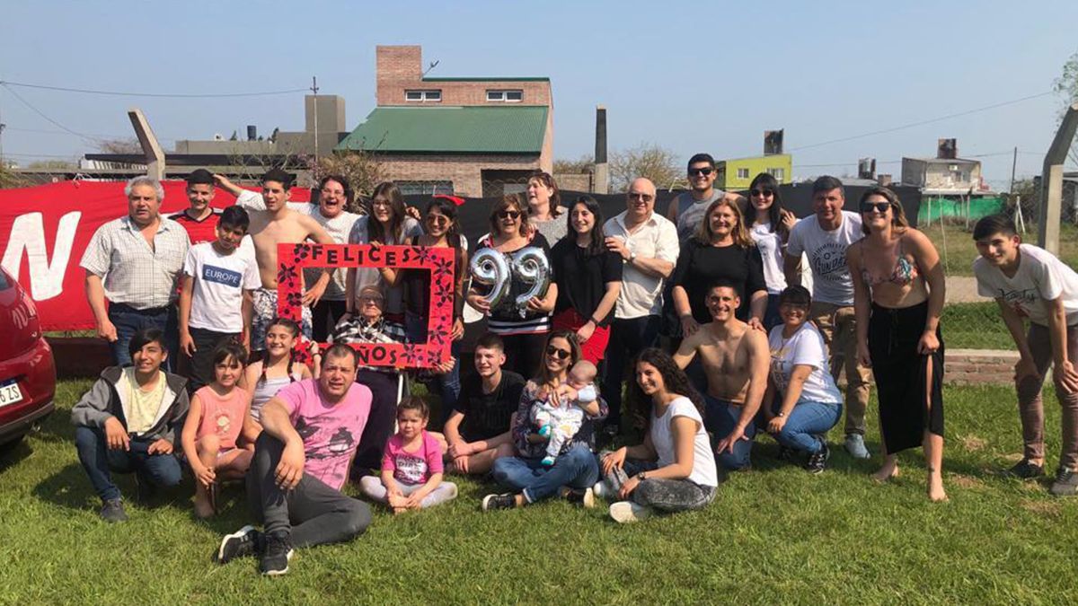 Assad Charchaflie festejando su cumpleaños 99 rodeado de su familia.