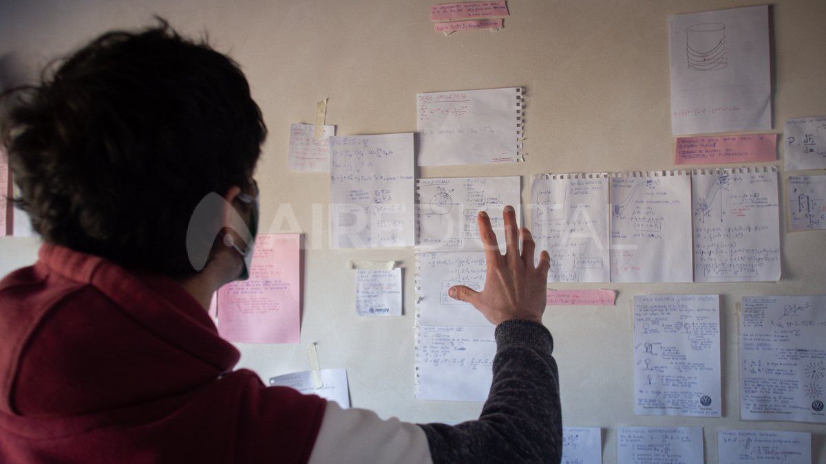 El estudio de Pablo está empapelado de fórmulas y leyes de la física separadas por materias y que tuvo que estudiar para rendir el examen del Balseiro.