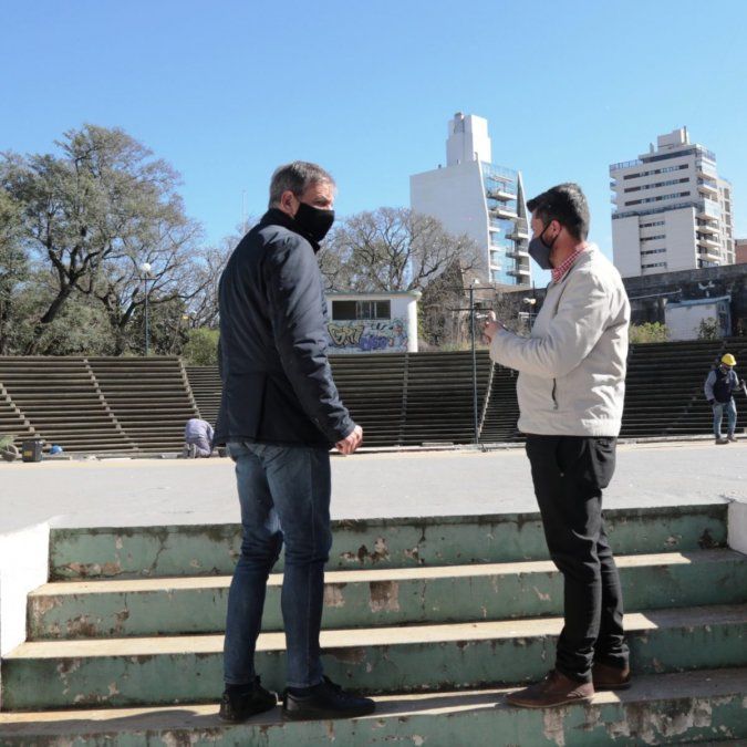 El intendente Emilio Jatón recorrió este martes los trabajos que se realizan en el tradicional escenario público.