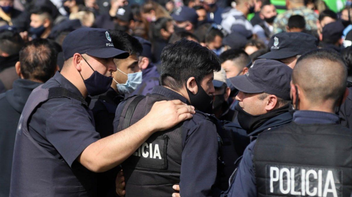 Reclamo de aumento salarial de la policía bonaerense. Foto: La Nueva