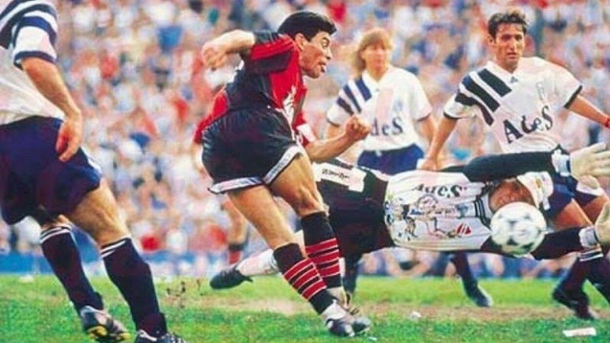 El momento de la rabona de Diego Armando Maradona, en su debut oficial con la camiseta de Newell