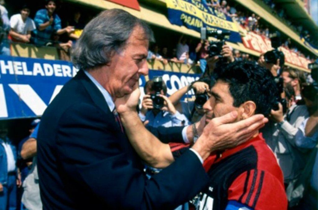 Diego Armando Maradona saluda a César Luis Menotti, en un Boca-Newel