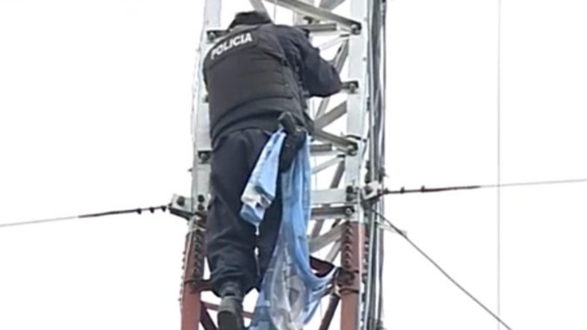 Oscar Pagano es oficial de la Bonaerense desde hace décadas y hoy se trepó a una torre