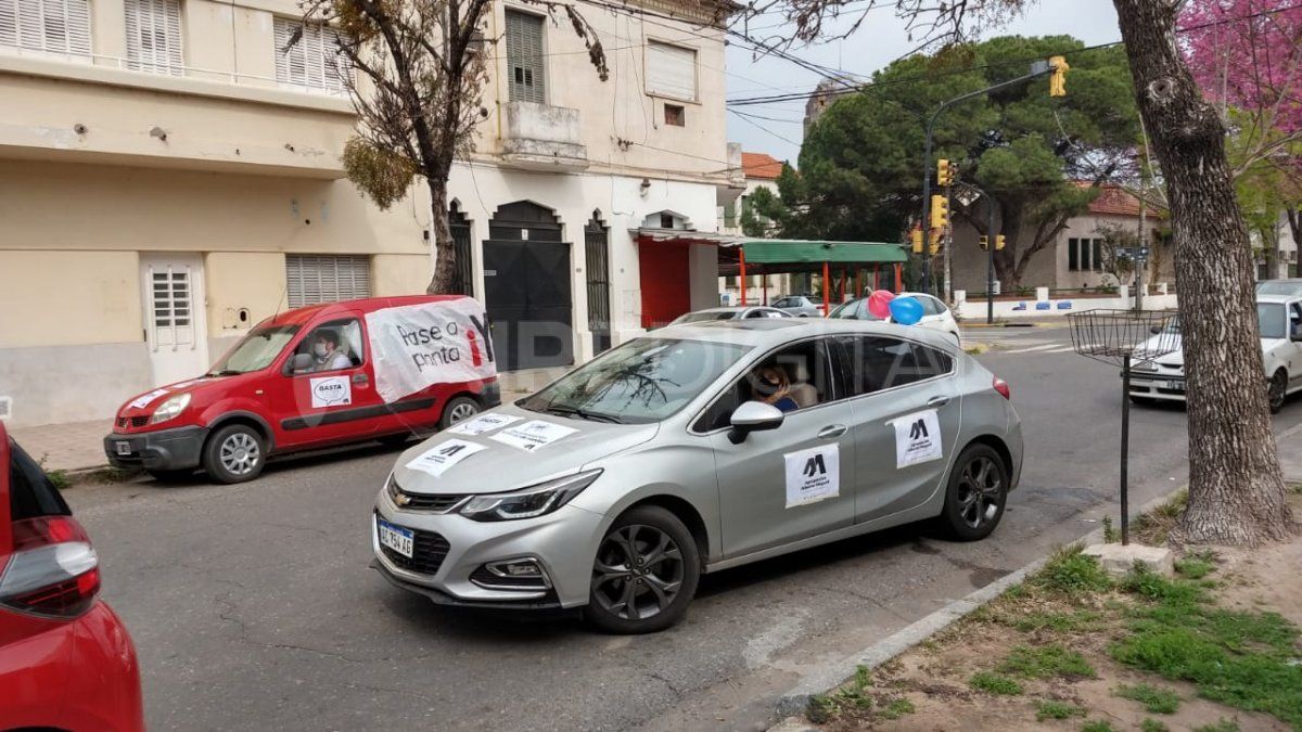 Una fila de más de 300 metros se moviliza por las calles de la ciudad.