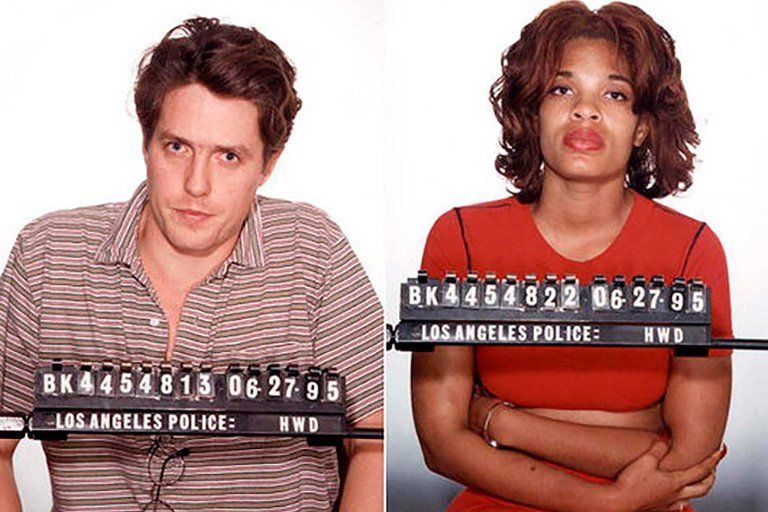 Hugh Grant y Divine Browne en las fotos como detenidos