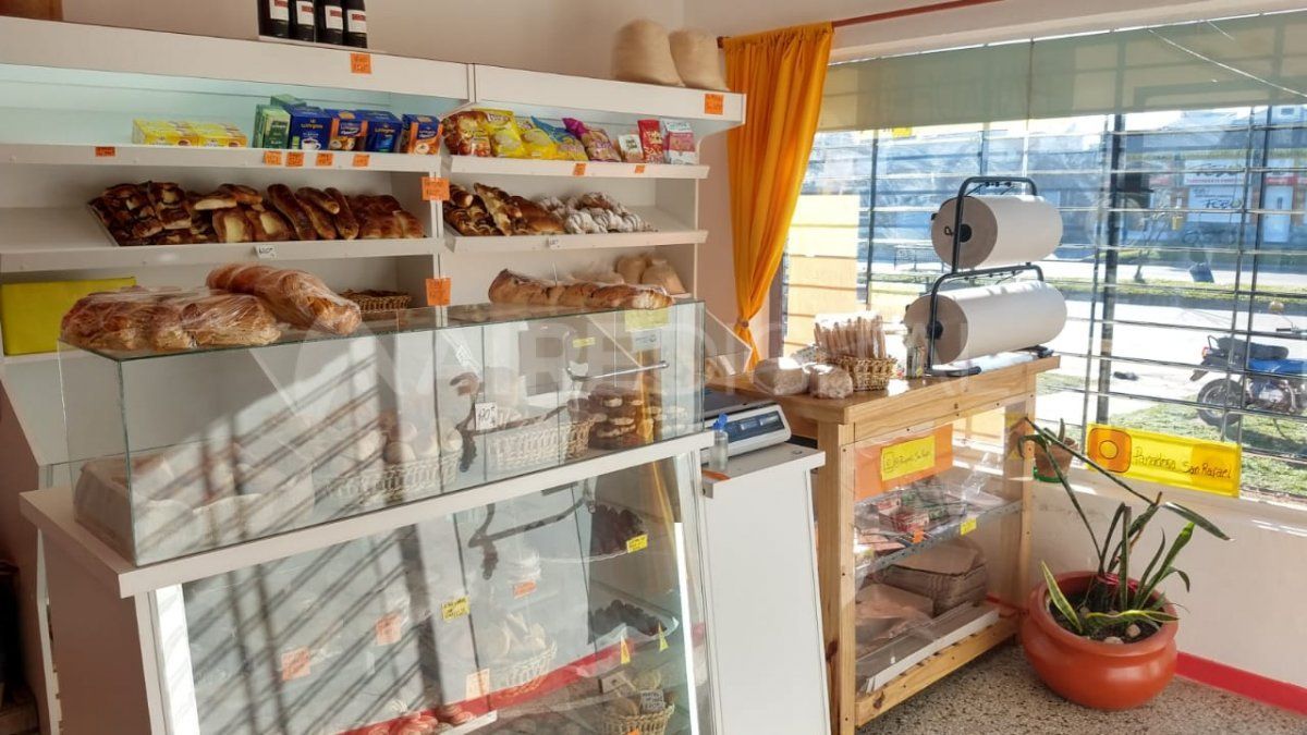 Silvana, la dueña de la panadería, explicó que si atienden a puertas cerradas, los clientes no conocen la mercadería