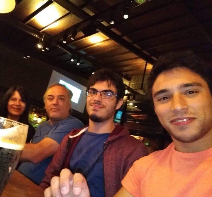 Mercedes, Marcelo, Pablo y su hermano Lucas. Para Pablo, su familia fue fundamental para lograr la beca en el Instituto Balseiro. Los admira profundamente.