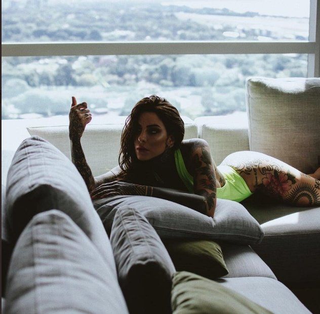 DESDE LOS AMPLIOS VENTANALES DEL DEPARTAMENTO, LA MUCHACHA PUEDE VER GRAN PARTE DE LA CIUDAD Y DEL RIO DE LA PLATA.