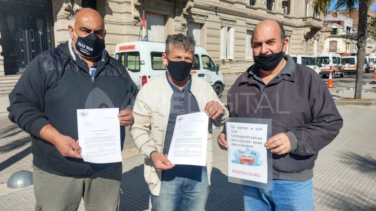 Las autoridades de la Asociación de Transportistas Escolares y Afines entregaron un petitorio en Casa de Gobierno. 