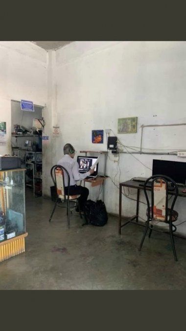 “Maestro del año”, fotografían a un profesor que asiste a un ciber para darle clases a sus alumnos