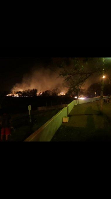 Las llamas llegaron a las islas de enfrente a los balnearios de Rincón.