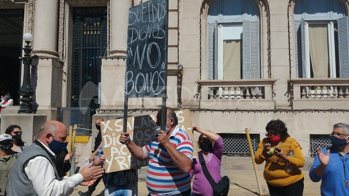 Protestas frente al Ministerio de Seguridad en reclamo de aumentos salariales para los policías de Santa Fe.