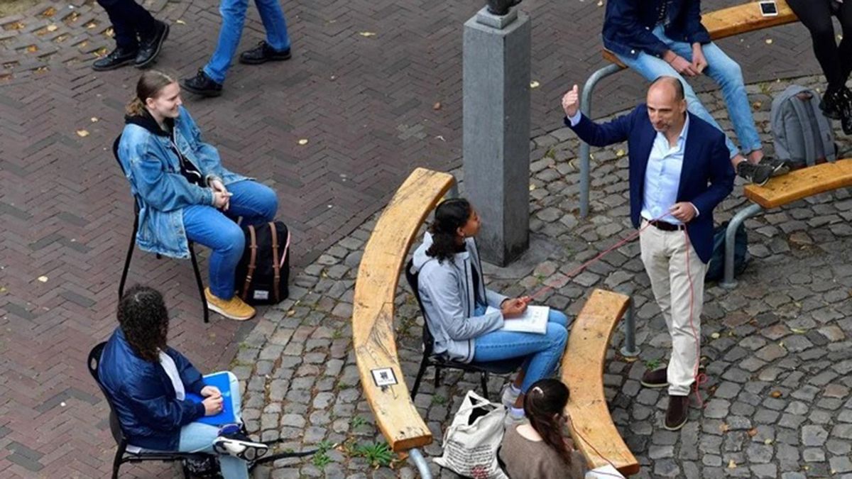 Un profesor de la Universidad Roosevelt College, en la ciudad de Midelburgo, en Holanda, da clases en una plaza.
