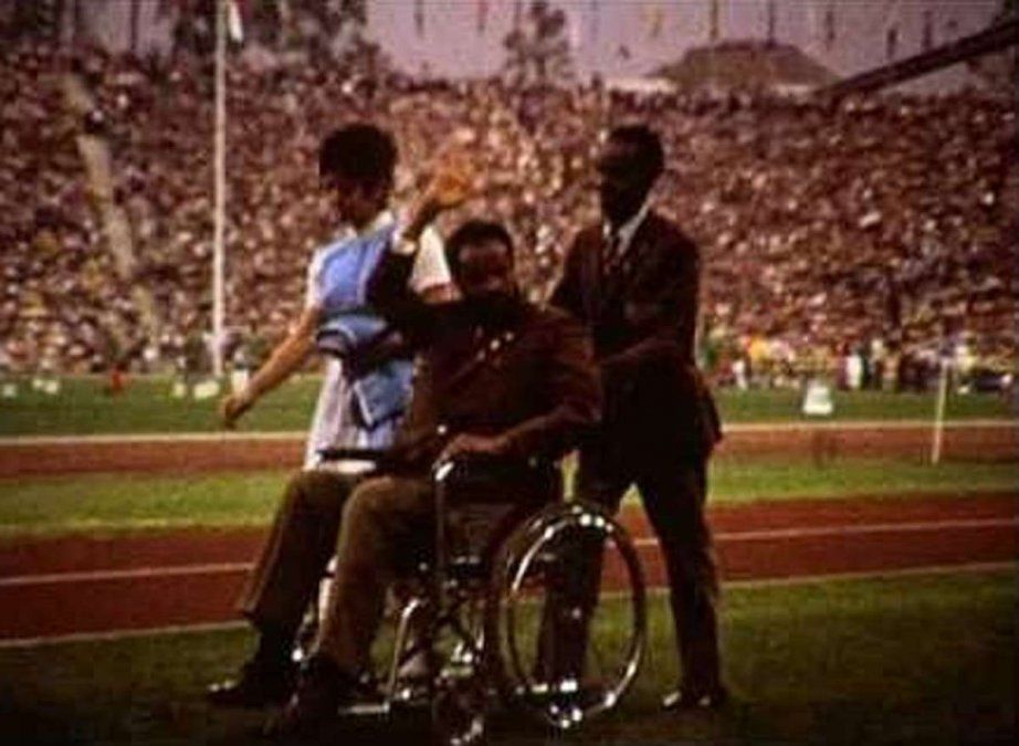 Abebe Bikila, tras el accidente fue invitado a presenciar la Ceremonia de Apertura de los Juegos de Munich en 1972.