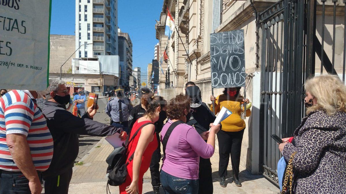 El subjefe de la Policía de Santa Fe, Ariel Zancocchia, recibió el petitorio de los manifestantes.