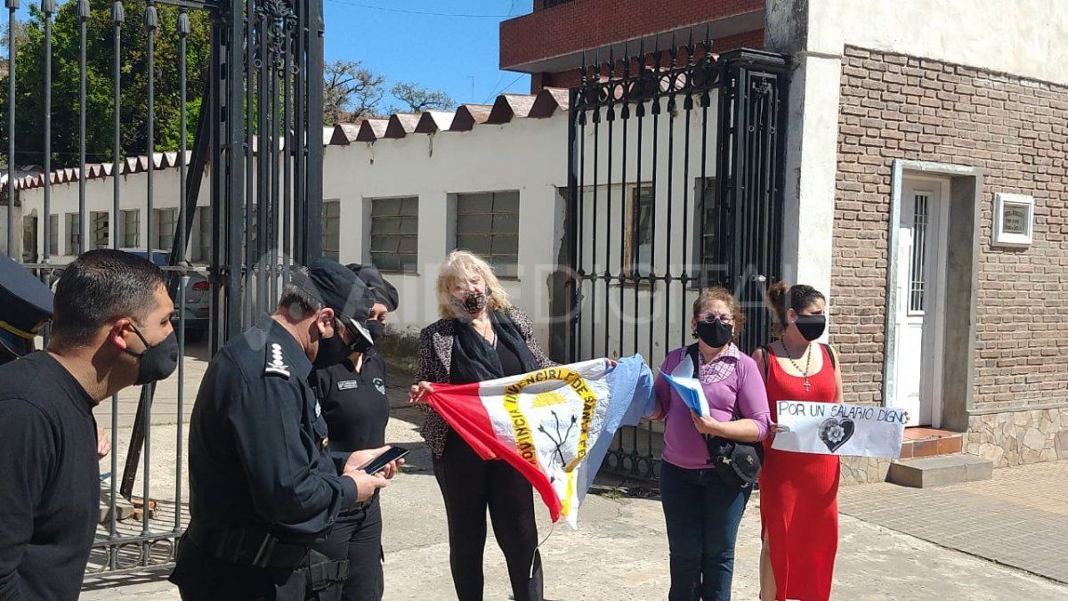 Familiares de policías entregaron un petitorio al subjefe de la Policía de Santa Fe, Ariel Zancocchia.