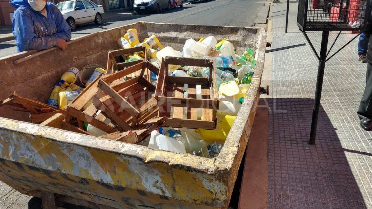 Familiares de la dueña de la vivienda retiraron un contenedor de residuos.