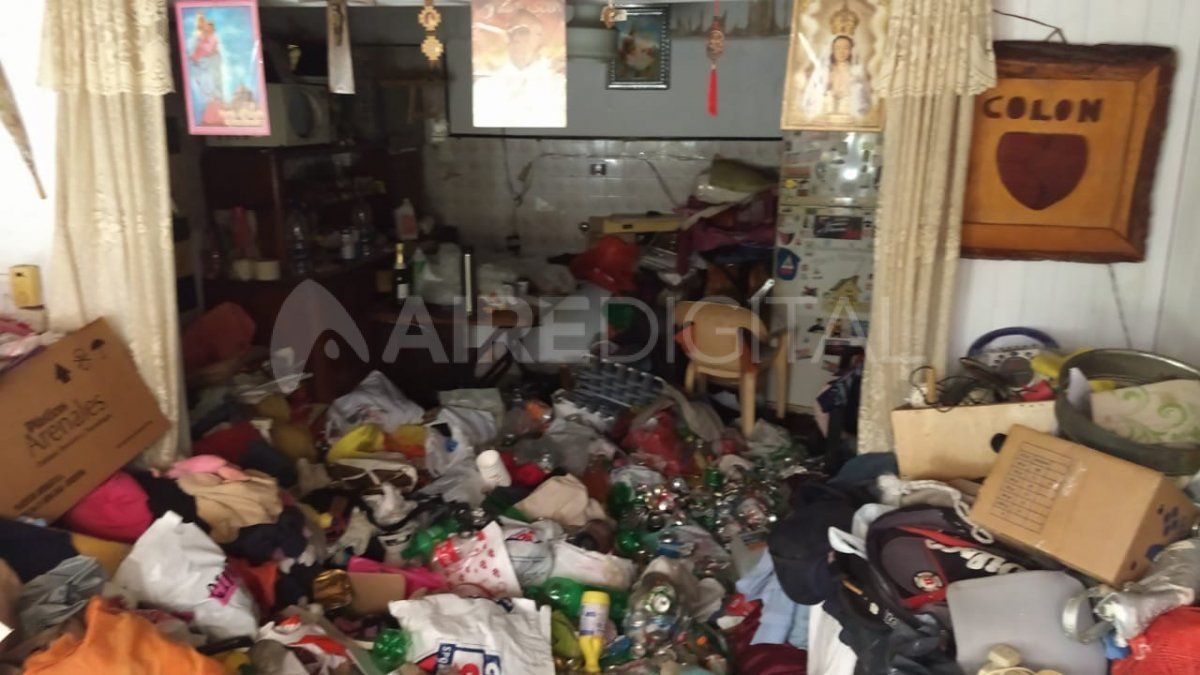 En el interior de la vivienda encontraron grandes cantidades de residuos.