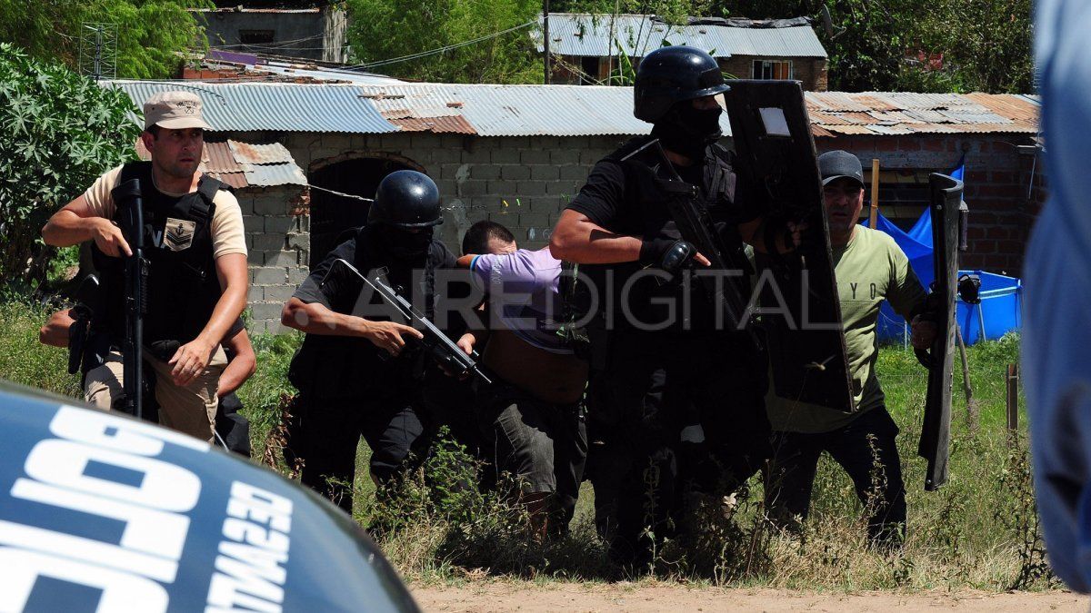 Policías trasladan a Cano luego de atrincherarse en su casa.