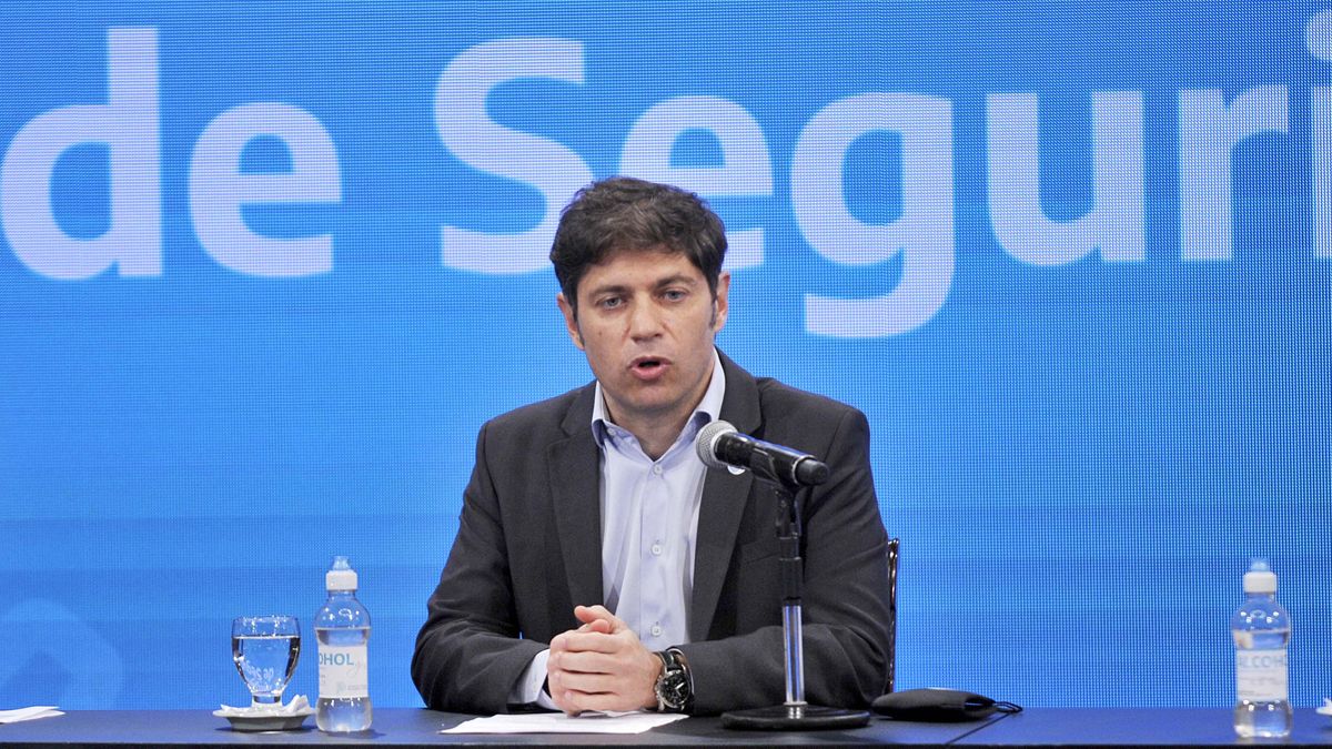El gobernador de Buenos Aires,Axel Kicillof,anunció que unos 39 mil oficiales de la policía bonaerense "pasarán a percibir un salario (inicial) de bolsillo de 44 mil pesos" y dijo que, con esta decisión, "comienza una equiparación del salario con el de la Policía Federal Argentina".