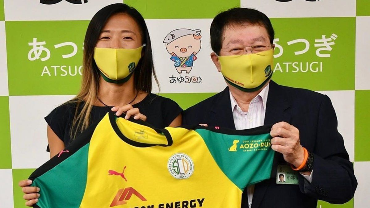 Yuki Nagasato junto al presidente del Hayabusa Eleven. Será la primera mujer en jugar en un equipo masculino de fútbol en Japón.