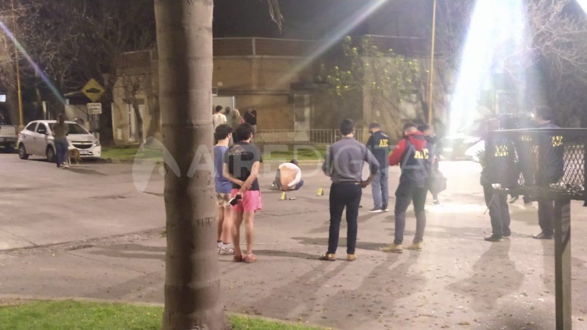 Los vecinos de barrio Guadalupe se acercaron a la intersección de Piedras y Hernandarias, donde uno de los delincuentes yacía sobre la calle. 
