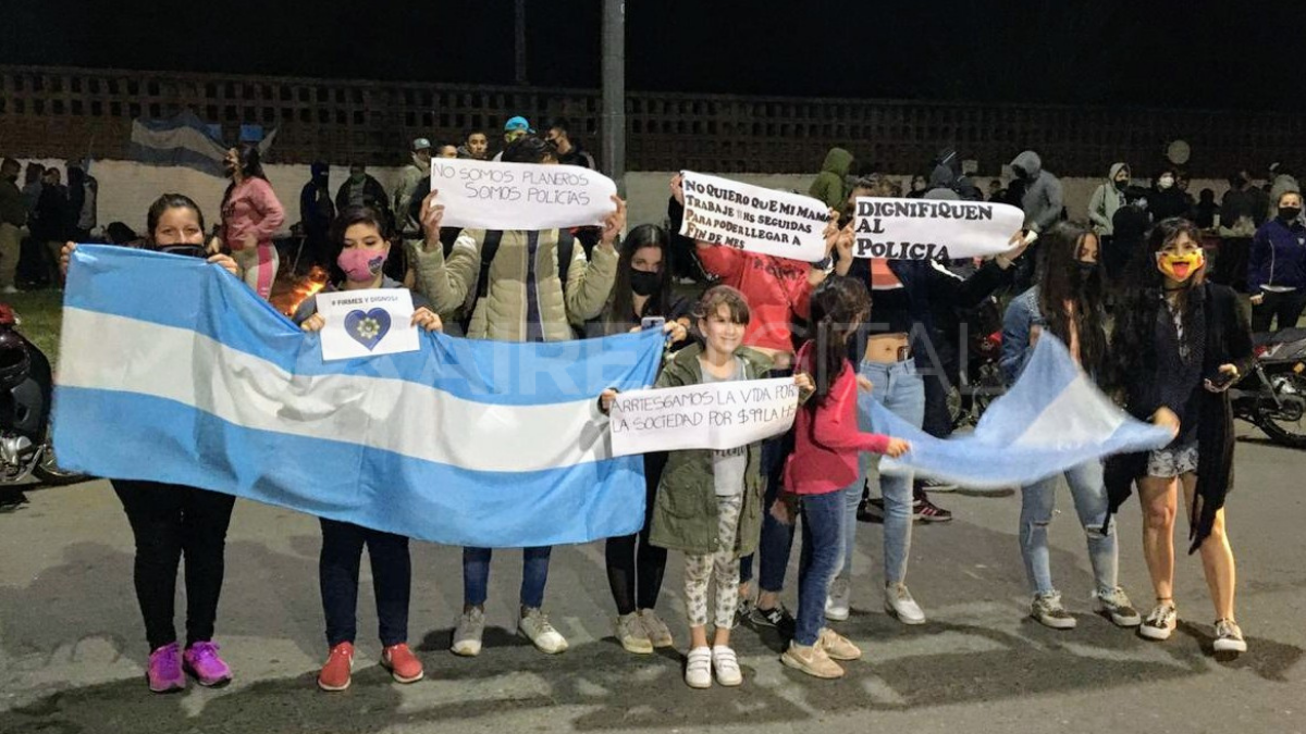 El acampe es sostenido por familiares de agentes y expolicías