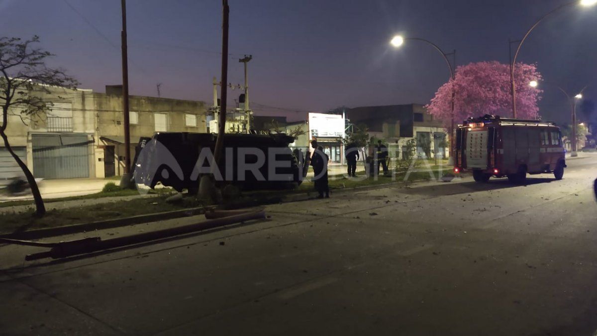 La camioneta volcó sobre la avenida Peñaloza. Circulaban en el interior dos policías: una mujer y un hombre