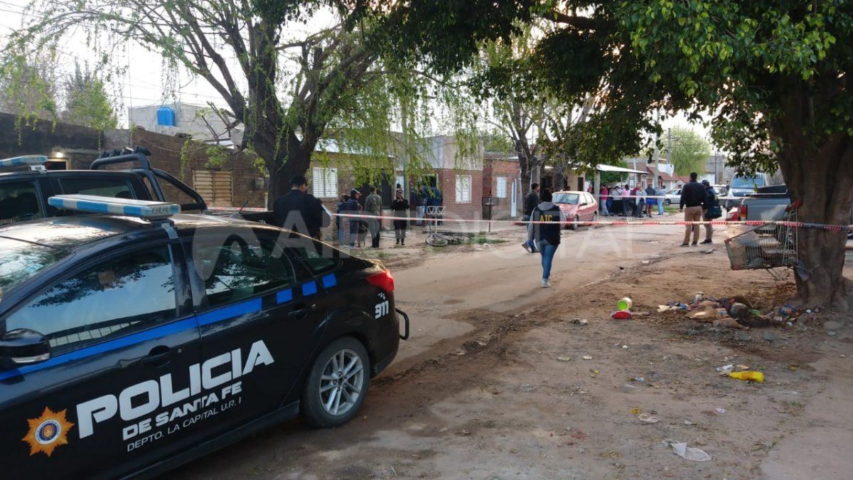Un dispositivo policial se desplegó en el lugar del homicidio