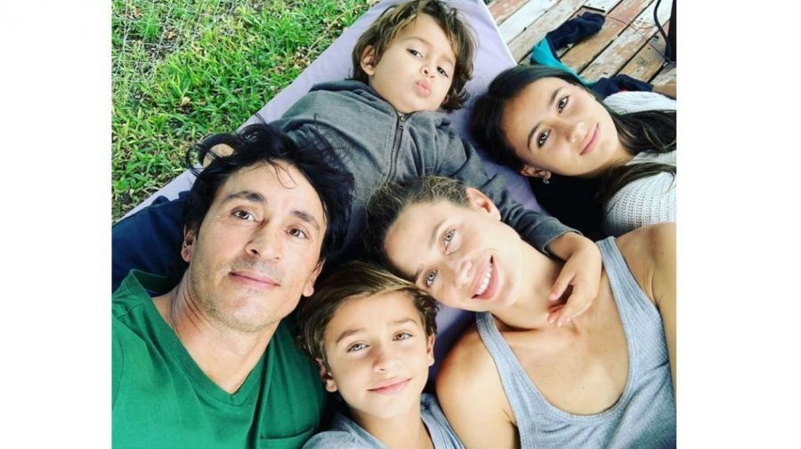 Sebastián Estevanez junto a su familia