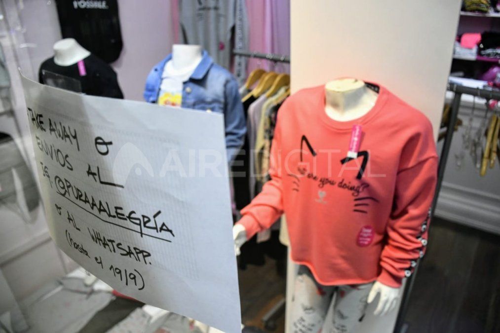 Los locales dejan sus datos de contacto en carteles en las vidrieras para recibir los pedidos virtualmente. 