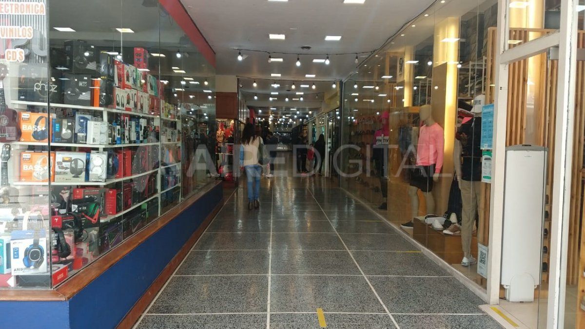 Rubén Michlig, ministro de Gestión Pública, aclaró que a partir de hoy está prohibida la actividad comercial en shoppings, peatonales y galerías de la ciudad.