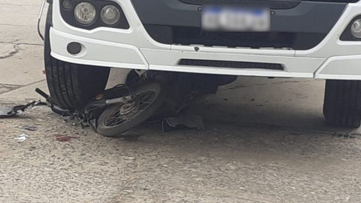 El camión aplastó la moto en la que viajaban tres menores y era conducida por la madre de ellos. 