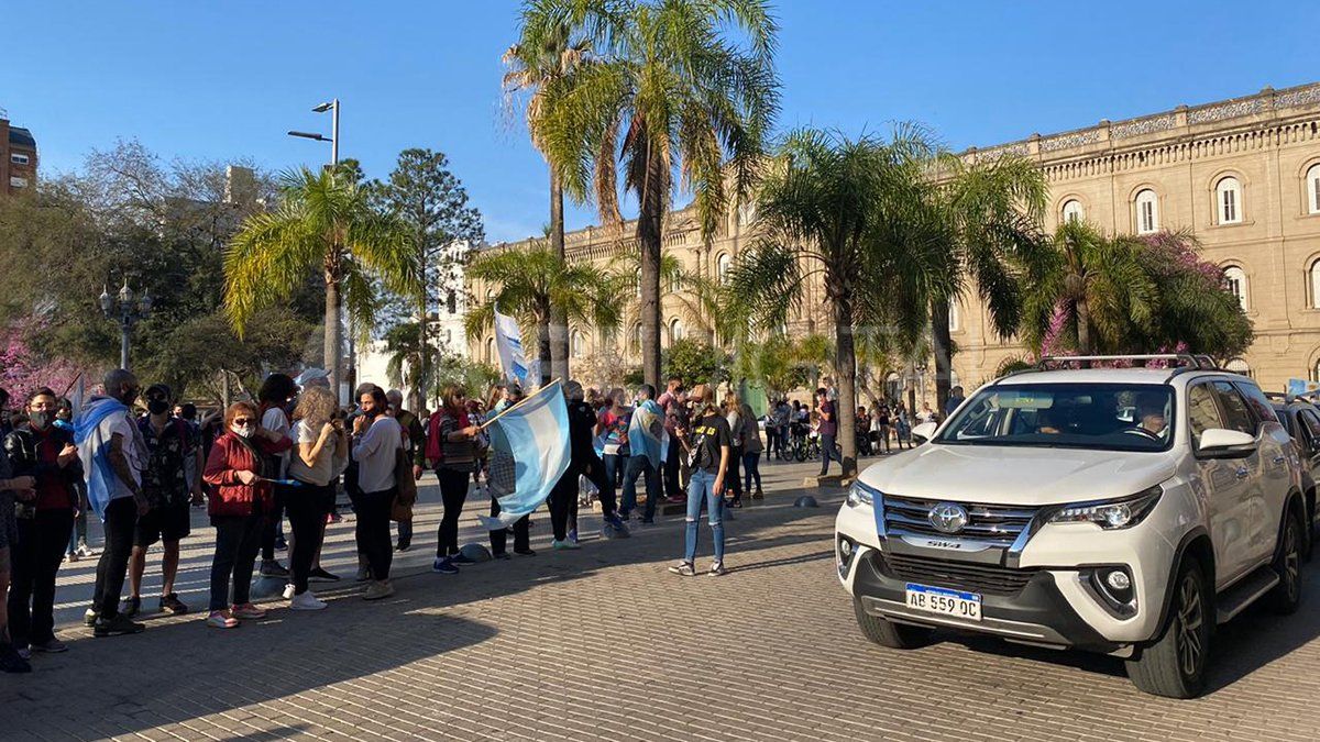 Algunas personas se manifestaron a pie y otras en autos.