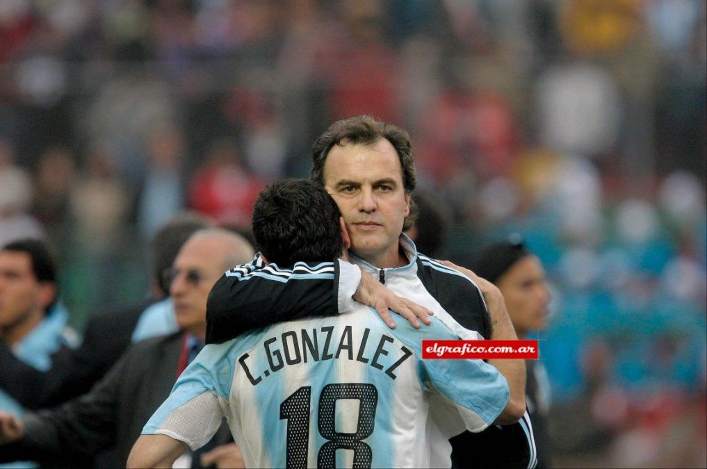 Marcelo Bielsa consuela al