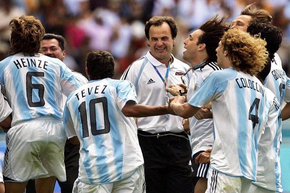 La selección argentina olímpica de Marcelo Bielsa arrasó en los Juegos Olímpicos de Atenas, ganando los seis partidos y sin recibir goles en contra. En la foto, un dato para destacar: hay cuatro jugadores mundialistas dos años más tarde: Tévez, Coloccini, Heinze y