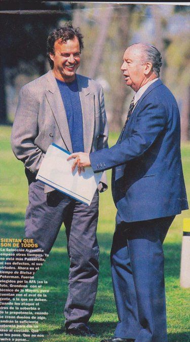 Marcelo Bielsa y Julio Humberto Grondona, presidente de la AFA, quien lo eligió para encarar el camino hacia el mundial de Corea Japón y luego le renovó el contrato.