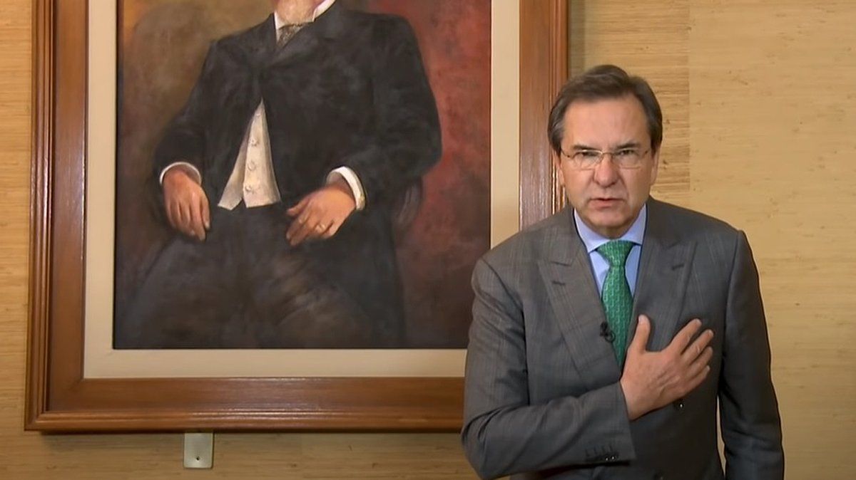 En México, el titular de la Secretaría de Educación Pública (SEP) Esteban Moctezuma Barragán, muestra y recomiendo utilizar un saludo con la mano en el corazón.